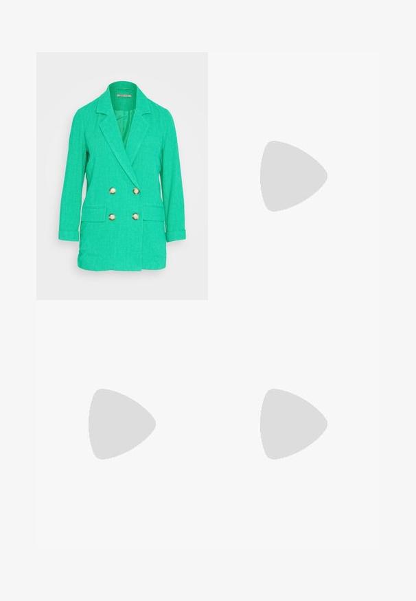 Anna Field Blazer - green; Gestrickter Rollkragenpullover in sanftem Pfirsch mit strukturiertem Zopfmuster, langen Ärmeln und einem eingewebten Markenetikett am Saum.; Dunkelblaue Jeans mit weitem Bein, vorderen Pattentaschen, Gürtelschlaufen, Knopfverschluss und umgeschlagenen Säumen.; Braune Lederloafers mit einer goldenen Akzent-Schnalle, schwarzem Blockabsatz und einer glatten Oberfläche. Die Seitenansicht zeigt die abgerundete Zehenform und die genähten Details.