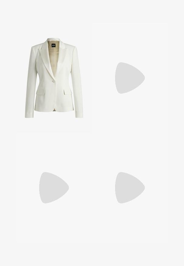 BOSS Blazer - natural eighteen; Weißes ärmelloses Oberteil mit hohem Ausschnitt, das eine Rückenschnürung und einen glatten, leicht glänzenden Stoff aufweist, der flach fällt.; Cremefarbene, hoch taillierte, maßgeschneiderte Hose mit Vorderfalten, Seitentaschen und einem passenden Stoffgürtel mit einer silbernen D-Ring-Schnalle.; Beiger Leder-Pumps mit hohem Absatz, spitz zulaufender Schuhspitze, glatter Textur und schlankem Stiletto-Absatz. Minimalistisches Design ohne zusätzliche Verzierungen.