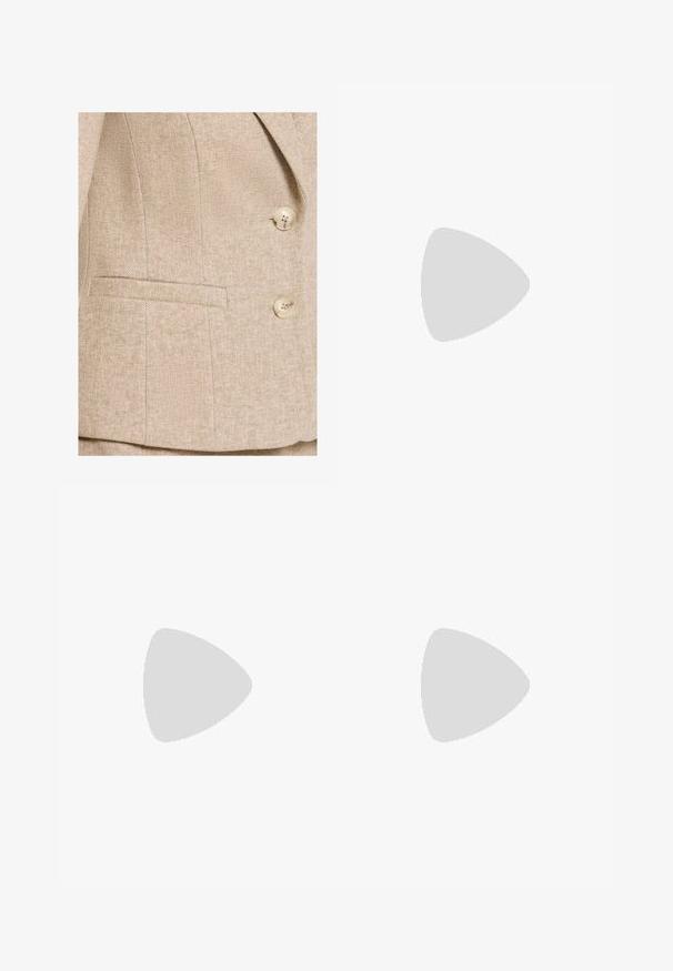 Beige Tweed-Blazer mit feinem Fischgrätmuster, zwei cremefarbenen Knöpfen und einer horizontalen Leistentasche vorne.; Weiße Bluse aus glattem Stoff, mit einer Schleife am Kragen, langen Puffärmeln und einer Knopfverschluss vorne.; Beiger knielanger Bleistiftrock mit dezentem Fischgrätmuster und ohne sichtbare Nähte oder Verzierungen.; Brauner Leder-Damenslingback mit spitzer Schuhspitze und niedrigem Kittenabsatz auf weißem Hintergrund.