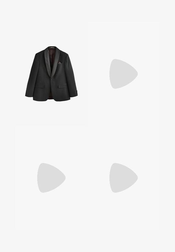 Chaqueta de esmoquin negra con solapas de raso tipo chal, patrón de cuadros sutil, cierre con botones, bolsillos de solapa y un pañuelo de bolsillo marrón sobre fondo blanco.; Camisa de vestir blanca de manga larga con botones negros y un pajarita negra preanudada sobre un fondo blanco.; Pantalones negros ajustados con un corte slim, frente plano y un brillo sutil. Presentan una cinturilla negra suave y detalles de pliegue a lo largo de las piernas.; Zapato de vestir de charol negro con un diseño elegante, punta afilada, cordones estándar y una suela plana de perfil bajo.