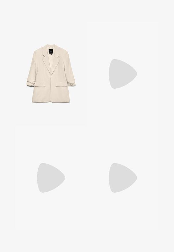 Beige blazer med notch revers, to frontlommer med klap, og trekvartærmer, lagt fladt mod en hvid baggrund.; Hvid cropped t-shirt, korte ærmer, rund halsudskæring, lavet af blødt stof, uden synlige mønstre eller distinkt hardware.; Lyseblå denimnederdel med lige snit, forlommer og slidte detaljer. Afsluttet med en knap- og lynlåslukning.; Hvide lædersneakers med sorte striber, rund tå, gummisål, tekstureret overdel og snøresystem. Har logo på hælen.