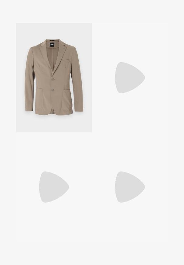 Blazer entallado beige hecho de tela suave. Presenta un diseño de un solo botón con dos botones, solapas en muesca y dos bolsillos frontales.; Camisa de lino blanca con cuello mao, cierre frontal de botones, mangas largas y una textura sutil. Destaca un acento naranja en el cuello.; Pantalones beige claro fabricados con una tela suave. Presentan una cremallera frontal, cierre de botón y bolsillos laterales en ángulo con un diseño de corte ajustado.; Mocasines de cuero negro con acabado brillante, que presentan un diseño cosido en la puntera y una suela baja de goma negra texturizada.