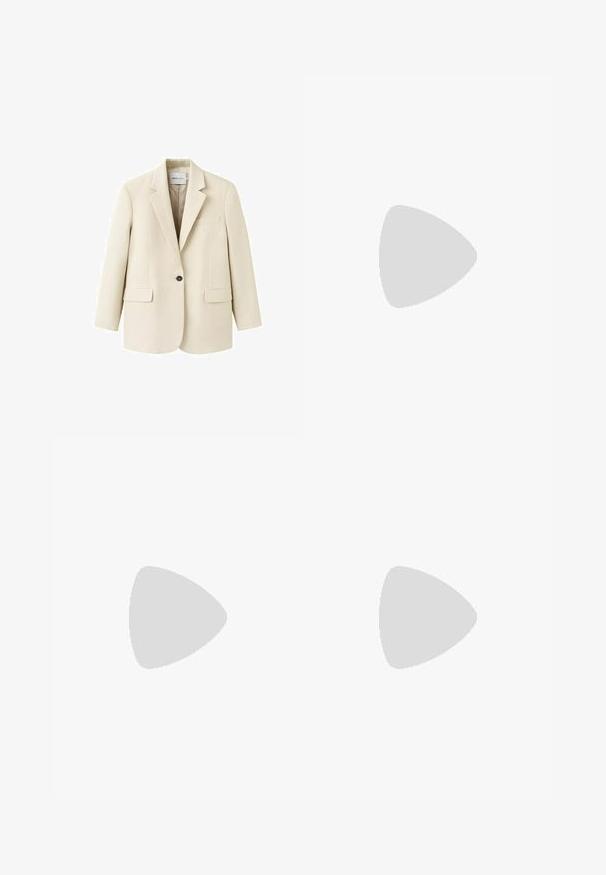 Veston beige à un bouton avec revers crantés, deux poches à rabat à l'avant et une poche poitrine passepoilée, présenté sur un fond blanc.; Robe midi beige sans manches en tricot côtelé avec un décolleté épaules dénudées et un corsage ajusté s'évasant sur une jupe plissée.; Sandale beige en cuir verni avec un talon kitten pointu et une semelle fine, vue de côté sur fond blanc.; Sac à épaule rectangulaire beige avec longues bretelles doubles et fermeture à rabat, présenté sur fond blanc.