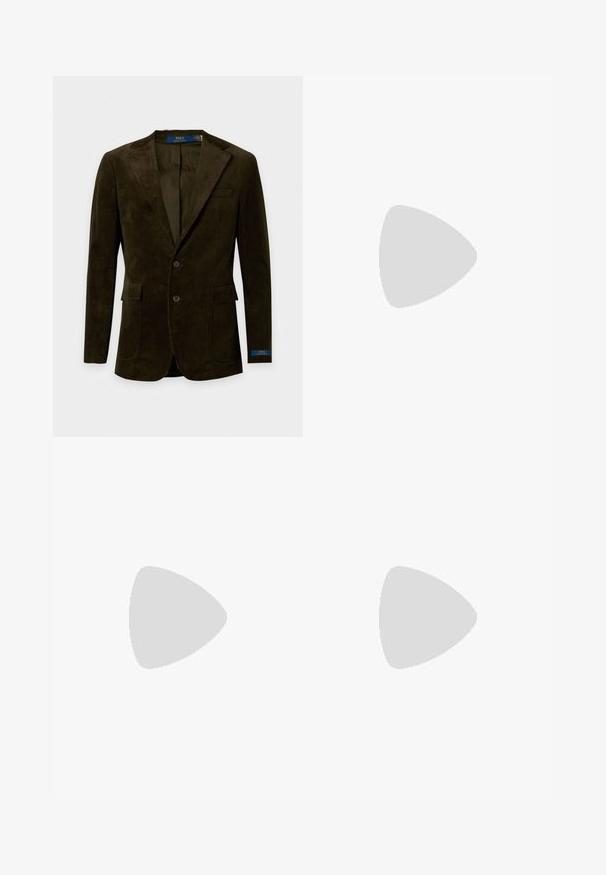 Tmavohnedé manšestrové dvojgombíkové sako s výstrihom na klopách, náplecovými vreckami a štítkom Polo Ralph Lauren na vnútornej strane goliera a manžety rukáva.; Modrá a biela pruhovaná košeľa s dlhými rukávmi a gombíkmi s ostrým golierom a logom na hrudi. Bavlnená tkanina s hladkou textúrou.; Béžové nohavice s rovnými nohavicami, pútkami na opasok, bočnými vreckami a zapínaním na gombíky na bielom pozadí.; Čierny kožený mokasín s hrubou drsnou podrážkou a malou zelenou značkou "Polo" na vonkajšej strane pri päte.