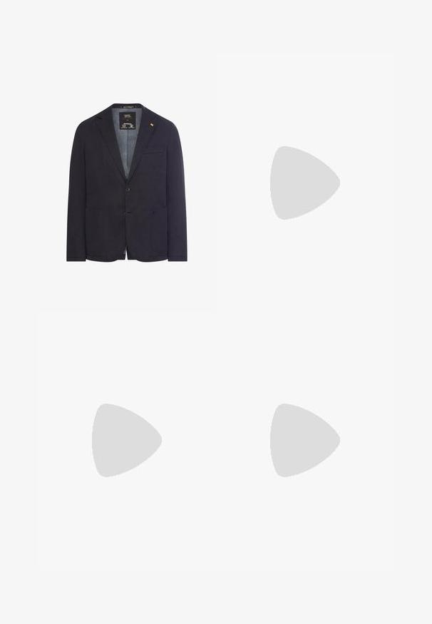 Enkeltknappet mørk marineblå blazer med to knapper, to forlommer og en notch krave.; Mørkeblå skjorte med knapper lavet af bomuld. Har en standard krave, lange ærmer, en enkelt brystlomme og subtile syninger.; Beige bomuldsbukser med lige ben, bæltestropper, forlommer og knaplukning.; Brune læder ankelstøvle med rund tå, snørelukning, kontraststikning og en glat overflade. Flad sål og minimale detaljer.