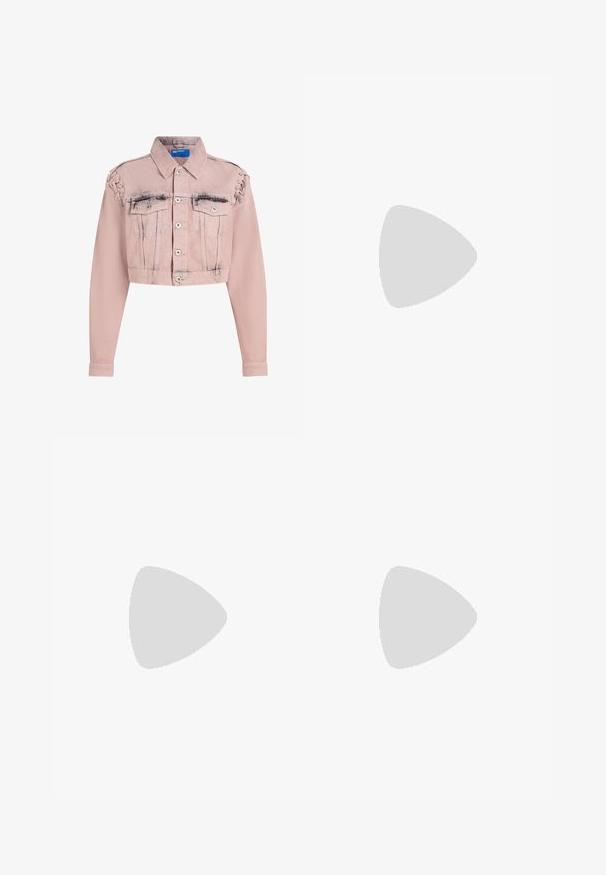 Kort lichtroze spijkerjack met zwarte slijtageplekken, knoopsluiting, borstflapzakken, veters aan de schouders en lange mouwen.; Gestreepte gebreide trui met grijze en beige kleuren, hoge hals, brede mouwen met manchetten en een relaxte pasvorm met een cropped ontwerp.; Beige wijde corduroy broek met een subtiele ribbelstructuur, riemlussen, voorrits en twee zijzakken.; Off-white Puma sneaker met dikke geribbelde zool en brede satijnen veters, tentoongesteld boven een betonnen oppervlak en trappen.