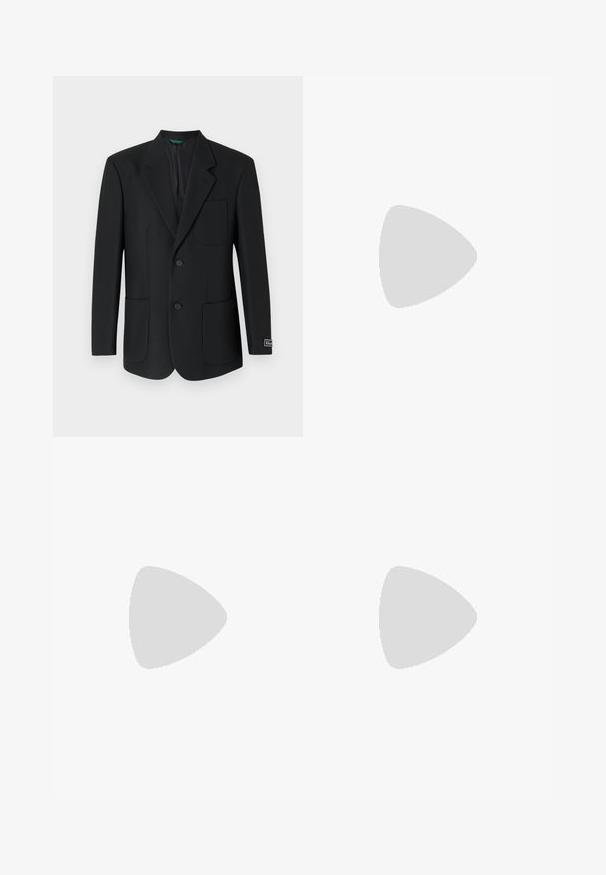 Blazer noir en tissu lisse, présentant un revers à pointe, deux poches avant, deux boutons et un logo discret sur la manche.; Chemise blanche à manches longues en coton. Présente un col boutonné, une fermeture à boutons à l'avant avec des boutons roses, et un ourlet arrondi.; Pantalons noirs ajustés en tissu texturé, dotés d'une coupe droite, d'une fermeture éclair frontale et d'une fermeture à bouton.; Chaussure mocassin en cuir noir suspendue au-dessus d’un tapis beige avec du mobilier moderne couleur ambre en arrière-plan.