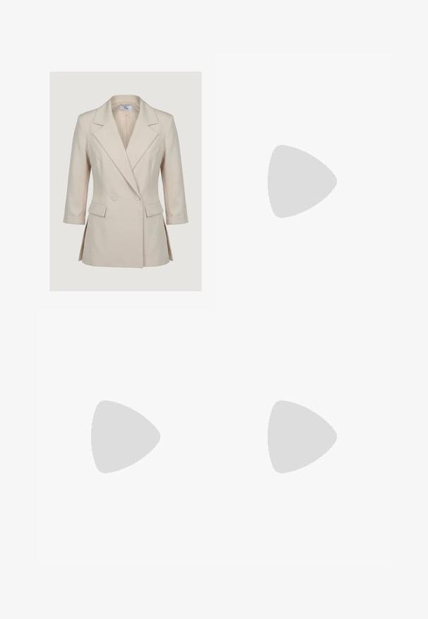 Kremfarvet damesblazer med brede revers, dobbelt knaplukning, klaplommer og trekvartærmer.; Lys grå sweater lavet af blødt strikstof, med rund hals og lange ærmer, samt ribbede manchetter og kant for ekstra tekstur.; Beige bukser med lige ben, forrest med læg, bæltestropper og sidelommer, lagt ud fladt på en hvid baggrund.; Beige ruskinds loafers med flad gummisål. Har en polstret plade og syninger, der giver et rent, minimalistisk design.