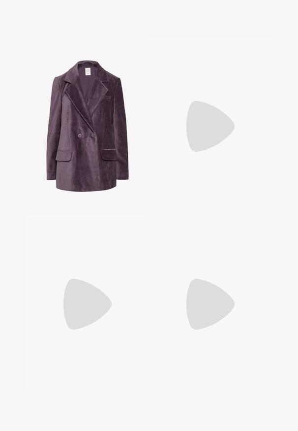 QS Blazer - aubergine; Langärmliges, hochgeschlossenes weißes Oberteil aus weichem Stoff. Hat ein tailliertes Design und eine glatte Textur mit minimalen Nähten.; Hellblaue Denim-Jeans mit geradem Bein, fünf Taschen, mittlerer Bundhöhe und glatter Textur. Mit Knopfverschluss.; Schwarze Leder-Stiefeletten mit elastischen Seitenteilen, abgerundeter Spitze, grober Gummisohle und einem Zuglaschen am Rücken für einfaches Anziehen.