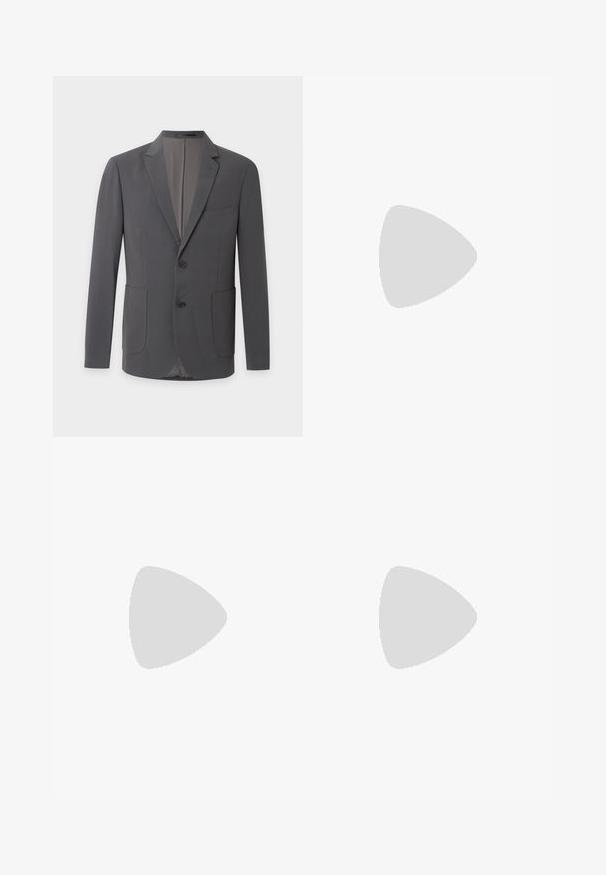 Mørkegrå herreblazer med hakkede revers, to knapper, to forlommer og én brystlomme på ensfarvet baggrund.; Sort langærmet skjorte med spidse krave, frontknaplukning og slank pasform. Lavet af glat stof med subtil logo-broderi.; Mørkegrå bukser med lige ben, lavet af tekstureret stof, med enkel knaplukning og sidelommer.; Sorte læder loafers med en glat finish, rund tå, dekorativ rem og minimalistisk design. Har en lav blokhæl.