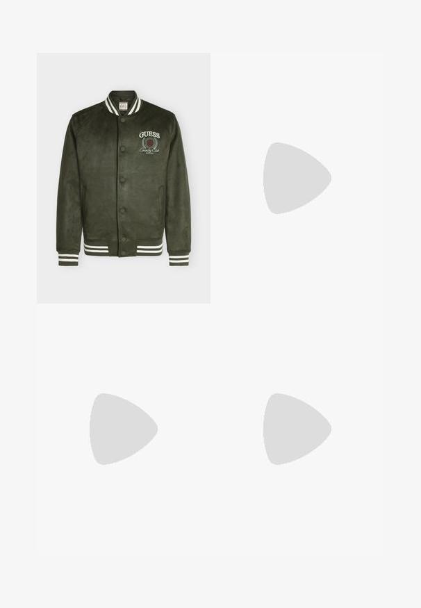 Mørkegrøn varsityjakke med hvidstribet krave og manchetter, knapper foran og "GUESS Country Club" logo på venstre bryst.; Hvid bomulds sweatshirts med et stort rødt trekantet logo med teksten "GUESS U.S.A." og "WASHED JEANS", samt et centralt spørgsmålstegn ikon.; Mørkeblå jeans med lige snit, fem-lomme design og diskret falming. Fremstillet af denimstof med klassiske syningsdetaljer.; Brun læder Chelsea-støvle med elastiske sidepaneler og træk-flig, flydende over et poleret betongulv nær en væg af glasblokke.