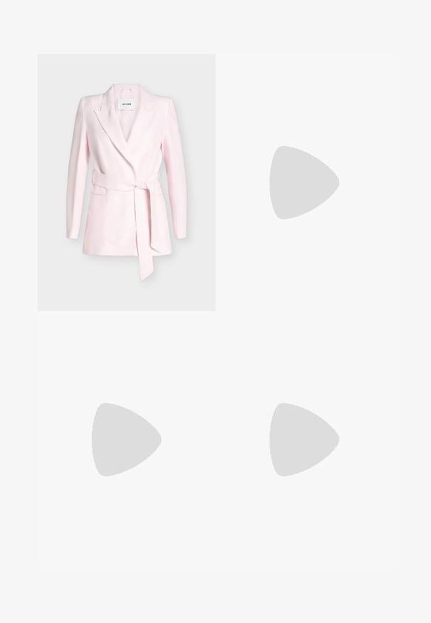 Lyserød skræddersyet blazer med lange ærmer, bredt notching revers og matchende stofbælte bundet i taljen.; Sort satin glidkjole med tynde justerbare stropper, en dyb V-udskæring og en lige silhuet, der falder til midten af læggen. Glat tekstur.; Slingback sko med en blush læderoverdel og en blank sort tå. Har en lille blokhæl og en justerbar ankelrem.; Lyserød pom-pom tekstureret håndtaske med et flet håndtag og en tynd rem. Rund form, blød overflade, kompakt design.