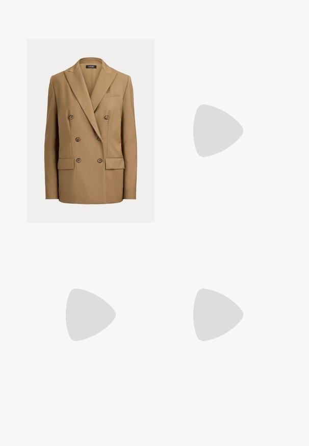 Dobbeltradet tan blazer med spidse revers, seks knapper, to klaplommer og en brystlomme med kant, skræddersyet pasform med lange ærmer.; Hvid bluse med lange ærmer med knapper foran og en stor bundet sløjfe ved halsudskæringen på en ensfarvet baggrund.; Strik nederdel i en lys beige farve med lodret ribbestruktur, knælang med elastisk talje og lige skæring.; Beige læder Mary Jane sko med en rundet tå, perforeret design og en blokhæl. Har en sidebånd med spænde for en sikker pasform.