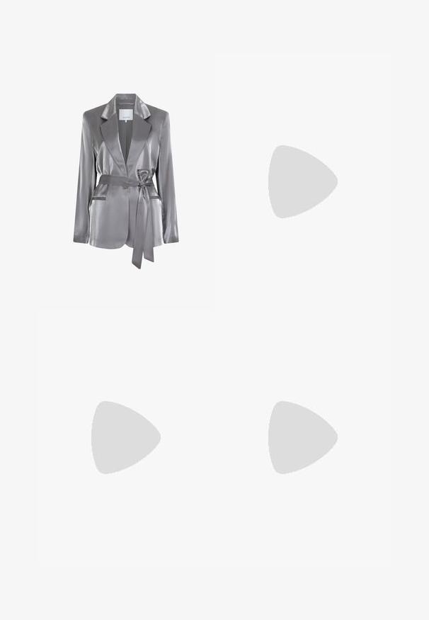 Zilveren satijnen blazer met lange mouwen, geknoopte revers, een strikgordel in de taille en twee voorzakken. Gladde textuur en een slank ontwerp.; Even&Odd by Zalando Cocktailjurk - black; Zwarte leren hoge hak met een puntige neus en een gladde textuur. Heeft een slanke silhuette en een stiletto hak.; Reiss ADALINE EMBELLISHED - Clutch - silver coloured