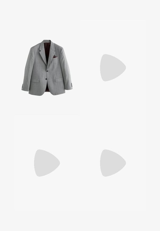 Grå herreblazer med to knapper, notch revers, klaplommer og et mørkerødt lommetørklæde, vist på en hvid baggrund.; Hvid herreskjorte med lange ærmer, krave og knapper foran, vist på en ensfarvet hvid baggrund.; Grå mønstrede bukser med flad front, sidelommer og bæltestropper. Materialet virker glat med en subtil tekstur og skræddersyet pasform.; Sorte læder dresssko med rund tå, glat overflade, seks øjer til snøring, og en flad hæl med en let glans.