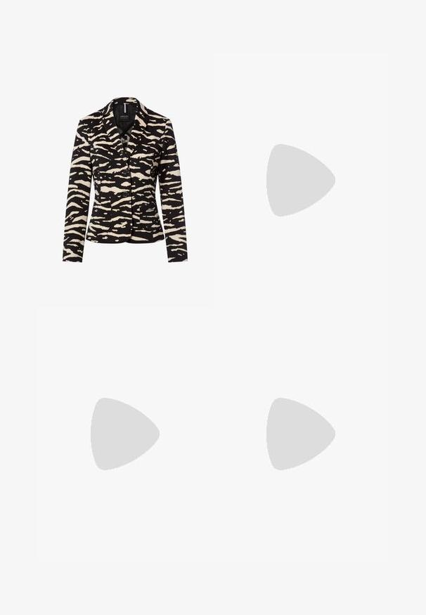 Zwart-witte blazer met zebrapatroon, met een reverskraag, twee voorzakken en twee knopen aan de voorkant. Gestructureerde pasvorm en textuurrijk stof.; Lichtgele mouwloze top met een gedrapeerd ontwerp en subtiele gemarmerde textuur. Heeft een relaxte fit en een ronde halslijn.; Groene leren minirok met een gladde textuur en een getailleerde pasvorm. Heeft een naadloos ontwerp zonder zichtbare sluitingen of hardware.; Nude hoge hak sandaal met een enkelbandje en een gladde, glanzende textuur, geplaatst tegen een metallic zilveren, geplooide achtergrond.