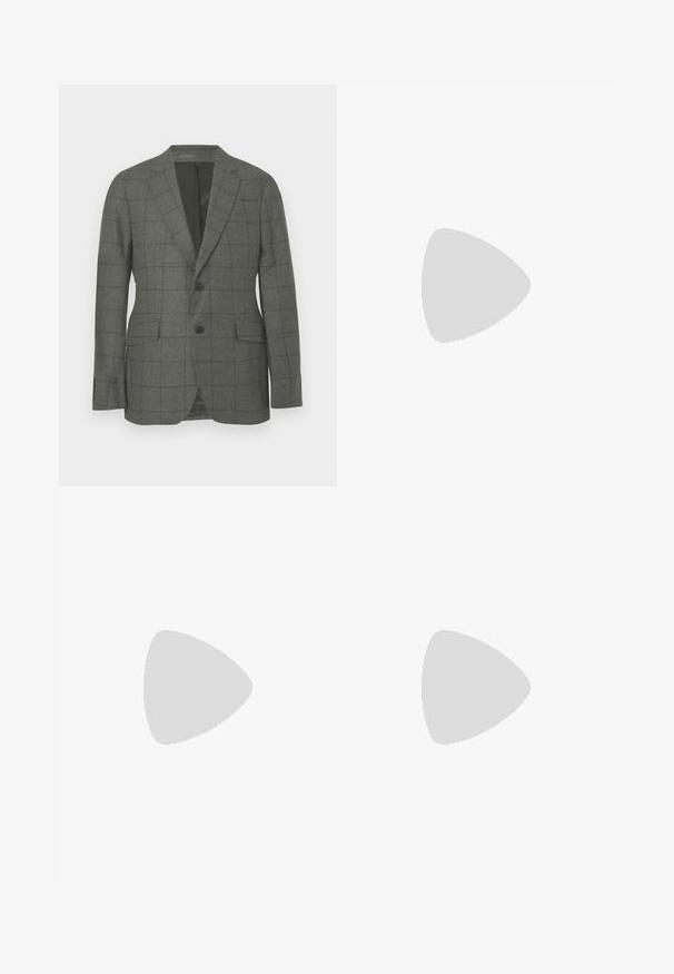 Grå struktureret blazer lavet af tekstureret stof med et ternet mønster. Har to knapper, reverse krave og lommer med klap.; Hvid langærmet skjorte med knapper lavet af bomuld. Har en standardkrave, frontplade med knapper og afrundet kant. Diskret mærkelogo.; Skræddersyede bukser i lys lavendelstof med en glat tekstur, flad front og lige ben design. Ingen synlige mønstre eller accenter.; Sort læderloafer med metalbrandskilt hvilende nær et brunt rundt bord på beige tæppe.
