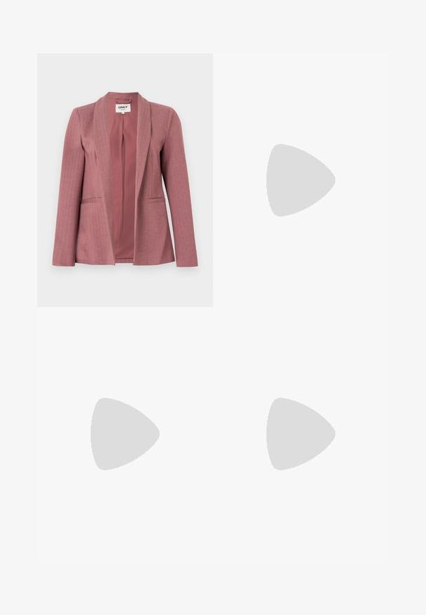 Roze blazer met een gladde stof, visgraatstructuur, gespleten revers, twee voorzakken en een sluiting met één knoop.; Frambooskleurige jurk met een textuurafwerking, voorzien van een wikkeldesign, kapmouwen en een zijdelingse ruching met een asymmetrische zoom.; Benen met donkere geribbelde leggings gecombineerd met zwarte ballerina's met kleine strikdetails op een witte achtergrond.; Kleine zwarte glanzende handtas met twee lange hengsels en zijkant trekkoord details op een effen lichte achtergrond.