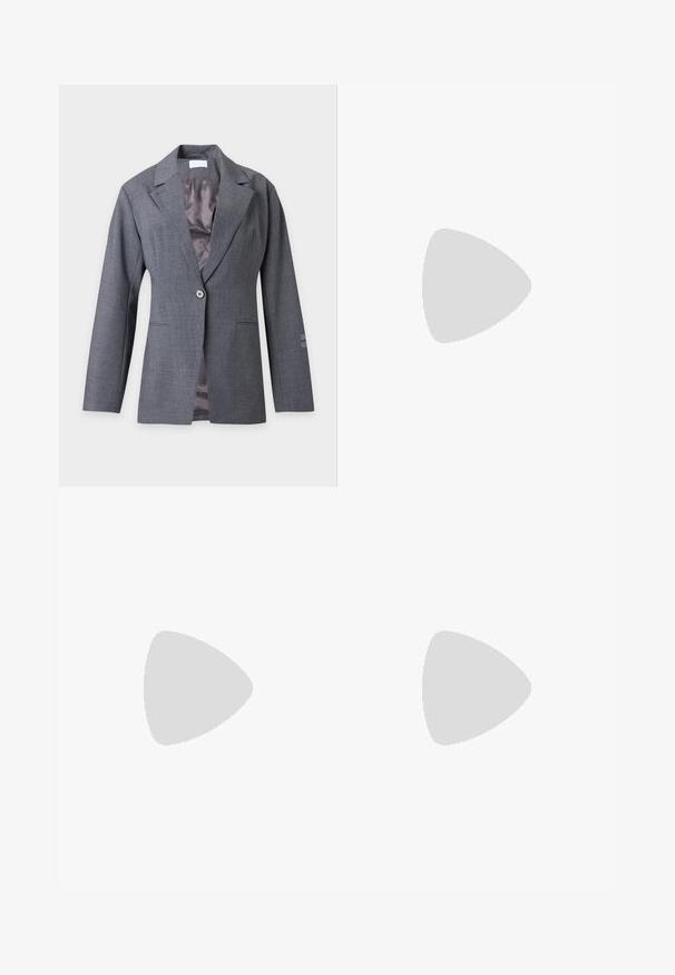 Blazer gris à un bouton, avec revers crantés, manches longues, poches avant et doublure intérieure lisse, présenté sur un fond clair.; Blouse blanche à manches longues avec un col rond et un devant plissé. Tissu doux et lisse avec une coupe décontractée et un détail de bouton au col.; Pantalons larges beiges avec une texture lisse, un design plissé à l'avant et une taille ajustée. Convient pour une tenue formelle ou décontractée.; Femme aux longs cheveux foncés assise, portant un blazer noir ample, un pantalon large assorti et des bottines foncées, sur un fond blanc uni.