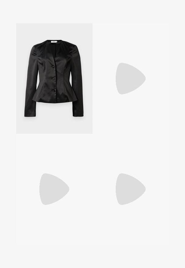Blazer en satin noir sur mesure avec des manches longues, trois boutons recouverts de tissu et une taille légèrement évasée pour une silhouette ajustée.; Mini-robe noire avec un buste structuré en forme de coquillage, fines bretelles spaghetti et une découpe en forme de trou de serrure sous le décolleté.; Sandale à talons hauts en cuir noir avec une lanière de cheville. Présente une texture lisse, un bout ouvert et un talon fin. Détail de boucle en ton doré.; Paire de boucles d'oreilles argentées brillantes et épaisses avec fermoirs à tige, sur fond blanc uni.