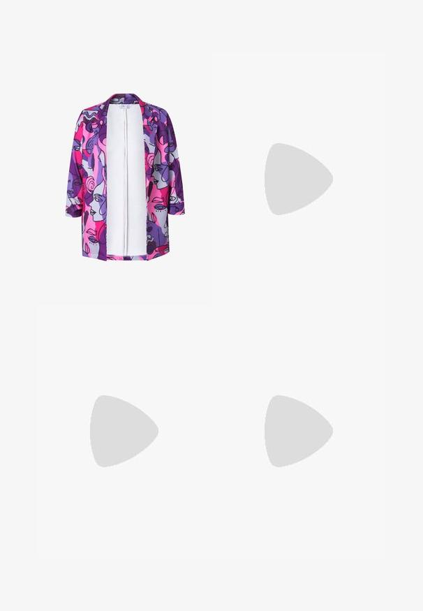 Multifarvet letvægtsjakke med abstrakte ansigtmønstre i lilla, lyserød og grå. Åben front med trekvartærmer og glat tekstur.; Asymmetrisk langærmet top i et blåt og pink abstrakt mønster, med sammensamlet tekstur og rund hals. Lavet af letvægtsstof.; Lyserøde og hvide ternede bukser med elastisk talje, cropped længde og en let bølget kant. Fremstillet af let ribbet stof.; Sort platformstøvle med sølvfarvet klo-tå, lyserøde bløde øreclips med blå stjerner og blå og lyserøde stjernepletter på siden.
