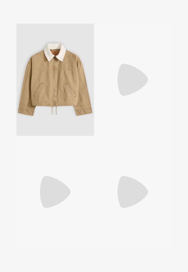 Beige Zip-Jacke mit weißem Cordkragen, schrägen Fronttaschen, langen Ärmeln und Kordelzug am Saum, flach auf hellem Hintergrund liegend.; Weißes Baumwoll-T-Shirt mit kurzen Ärmeln, runder Halslinie und lockerer Passform. Keine sichtbaren Muster oder Logos. Glatte Textur.; Hellblaue Jeans aus Denim mit geradem Schnitt, fünf Taschen und Beschlägen in Kupferfarbe. Der Stoff hat eine leichte Ausbleichung und eine glatte Textur.; Weißer Low-Top Canvas-Sneaker mit strukturierter Gummisohle, weißen Schnürsenkeln und kleinem Calvin Klein-Label an der Seite.