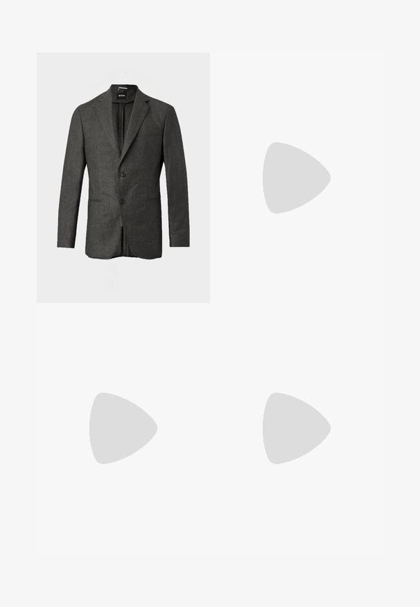 Blazer pour homme gris foncé avec deux boutons à l'avant, revers crantés et poche poitrine, présenté sur un fond clair uni.; Chemise blanche à manches longues pour homme avec boutonnières devant et col pointu, présentée sur un fond uni.; Pantalon slim vert foncé ajusté avec passants de ceinture et fermeture avant dissimulée, présenté sur un fond clair.; Bottine en cuir noir avec des panneaux latéraux élastiques, bout rond et tirette. Texture lisse, semelle plate, design minimaliste.