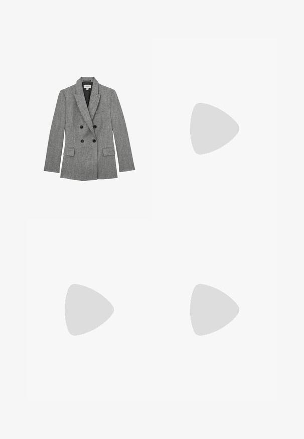 Grå dobbeltradet ternet blazer med hakrevers, sorte knapper, klaplommer og sort inderfor, størrelse medium.; Cremefarvet ærmeløs bluse med høj hals, knaplukning og samlede detaljer på skuldrene. Glat stoftekstur.; Sølvplettet nederdel lavet af metallisk stof med et sort elastisk taljebånd. Har vertikale, blanke folder og en længde til midt på læggen.; Damesko i metalsølv læder med lav blokhælkappe, spids tå og V-formet udskæring i siden.