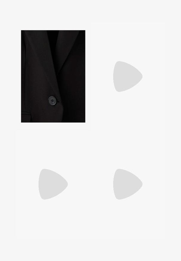 Blazer negro hecho a medida con un solo botón negro abrochado cerca de la cintura, mostrando solapas estructuradas y una textura de tela suave.; Top negro sin mangas hecho de tela suave y elástica. Presenta un escote redondo y tirantes anchos, con una silueta ajustada y una textura suave.; Mini falda negra de cuero sintético con solapa frontal superpuesta y pequeño detalle de hebilla lateral.; Zapato de charol negro tipo slingback con dos hebillas plateadas, suela plana y ojales decorativos en el costado para un detalle adicional.