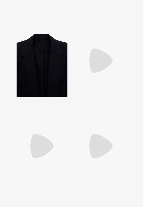Blazer negro con un diseño clásico de solapa tipo muesca. Presenta hombros estructurados y una textura suave. Detalles minimalistas, sin herrajes visibles.; Camiseta polo blanca de manga corta con un diseño de cuello en V, hecha de tejido suave; presenta un logo sutil en el pecho. Textura suave, ajuste casual.; Pantalones de algodón azul marino con corte slim, con un botón marrón, bolsillos frontales y costuras simples. Textura suave, sin patrones visibles.; Zapatilla de cuero blanco con textura suave, puntera redonda, cierre de cordones y suela de goma plana. Diseño minimalista sin patrones visibles.