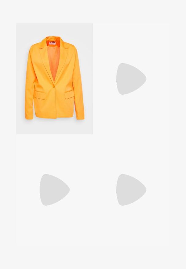 Noisy May NMTHEA - Blazer - vibrant orange; Ribbet strikket kjole med lange ærmer, der har vandrette striber i pink, gul, blå og lilla. Høj hals med ribbet kant. Tætsiddende silhuet.; Simmi London FRANCA - Mules med hæl - pink/yellow; myMo at night Håndtasker - gelb