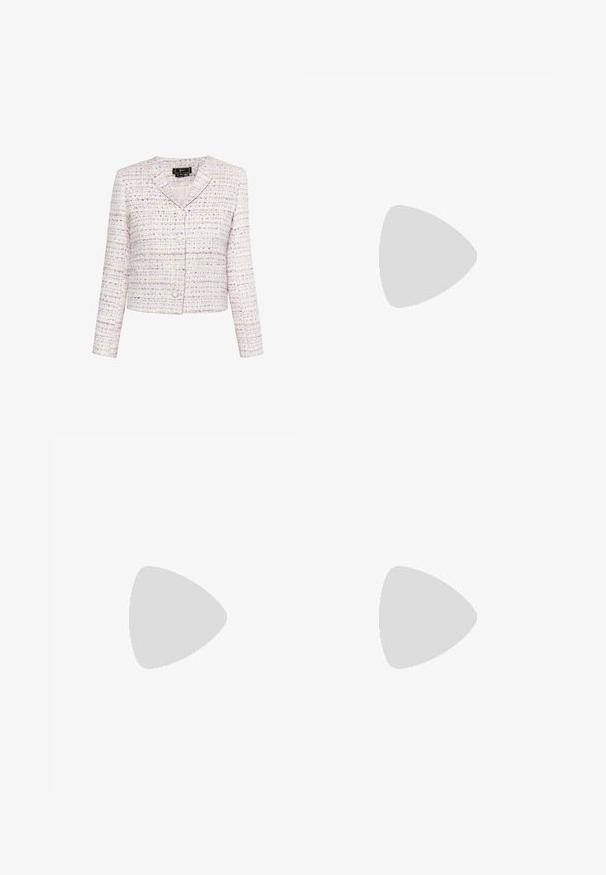 Dames cropped tweed jas in lichte pasteltinten met lange mouwen en vier parelachtige knopen aan de voorkant.; Witte blouse met een hoge, geribbelde kraag, knoopsluiting en geribbelde accenten langs de borst en mouwen. Zacht, gestructureerd materiaal.; Plissé midi rok in zwart en beige met een hoge elastische tailleband, voorzien van verticale strepen en een vloeiende stijl voor beweging.; Bruine suède loafer met franjes en gouden ketting op zwarte zool, zijaanzicht.