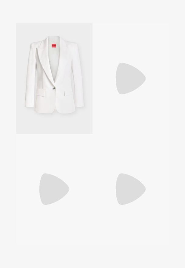 Blazer blanc à un bouton avec revers crantés, deux poches à rabat sur le devant, et une étiquette rouge "HUGO" à l’intérieur du col.; Haut crème à épaules nues en coton. Équipé d'un décolleté froncé, d'une fermeture à boutons sur le devant, et de manches trois-quarts.; Des escarpins à talon ouvert noirs avec un bout pointu, une texture en cuir lisse, un petit talon aiguille, et une sangle avec un accent de boucle en métal.; Sac à bandoulière en cuir noir avec un rabat incurvé fermé par un fermoir métallique rond et une sangle fine et ajustable.