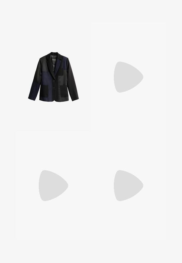 Schwarzer und marineblauer Patchwork-Blazer mit Nadelstreifen, Revers mit Kerbe, zwei Vordertaschen, zwei Knöpfen und einer kleinen Brusttasche.; Transparente Button-up-Bluse mit einem bunten fotografischen Druck von Personen in dynamischen Posen, mit klassischem Kragen und langen Ärmeln.; Weite schwarze Hosen aus weichem Stoff, mit scharfen Falten und einem strukturierten schwarzen Gürtel mit einer goldenen Schnalle.; Schwarze Lederknöchelstiefel mit elastischen seitlichen Einsätzen, einer abgerundeten Spitze und einer grob strukturierten Gummisohle. Mit einem Ziehschlaufen an der Rückseite.