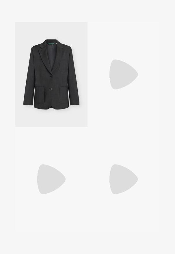 Blazer gris oscuro a medida con solapas de muesca, dos bolsillos parche delanteros, un bolsillo en el pecho y dos botones delante.; Blusa blanca de manga larga con cuello amplio, botones delanteros ocultos y puños abotonados, mostrada sobre un fondo claro y simple.; Pantalones de cuadros grises de pierna ancha con cintura alta, que presentan pliegues frontales, textura vertical y sin hardware ni acentos visibles.; Mocasines de cuero negro con puntera redondeada, detalles de costuras elevadas y un tacón bajo apilado. Textura suave con un brillo sutil.