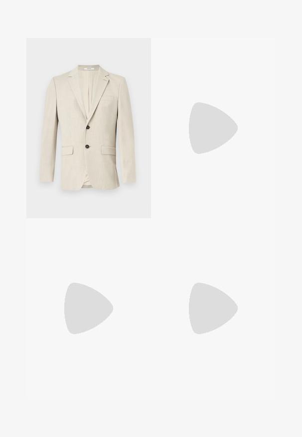 Beige enkeltknottet herreblazer med notch revers, to forlommelommer med klap, en brystlomme og lukning med en knap.; Sort langærmet skjorte lavet af glat stof, med en knap-ned krave og frontknapper, en buet kant og skræddersyet pasform.; Blå slim-fit denimjeans med knap- og lynlåslukning foran, fem-lomme design og let falming på lårene.; Sorte læder derby-sko med en glat overflade, rund tå, snøre-design og en tyk, robust gummisål.