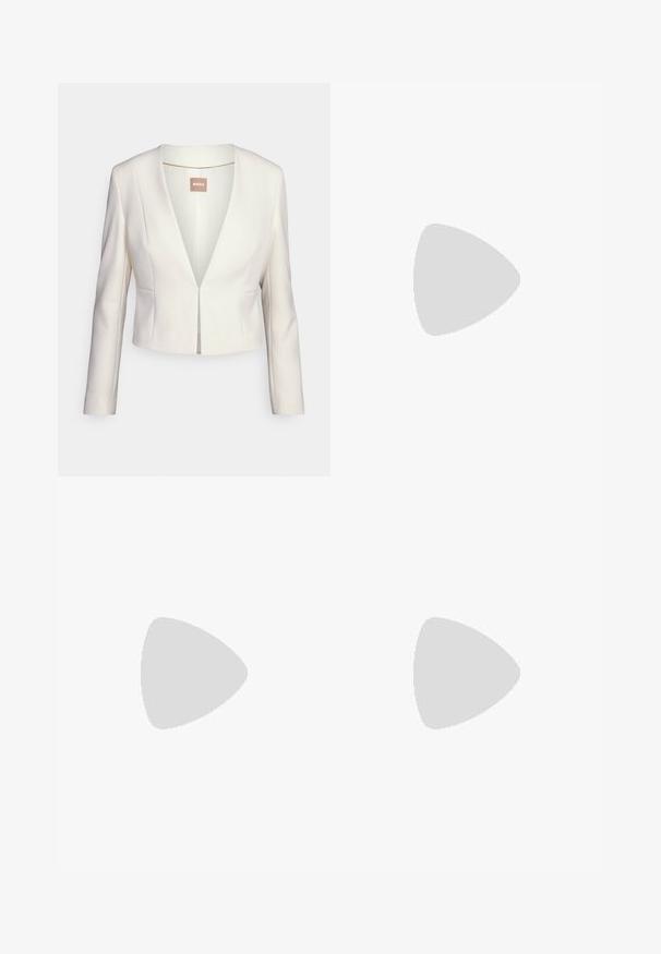 Blazer corto blanco con mangas largas, diseño de escote en V, cerradura frontal y tejido liso y estructurado. La etiqueta muestra el logotipo "BOSS".; Camiseta de manga corta de color azul marino, hecha de algodón, con cuello redondo y un pequeño logo bordado en el pecho. Textura suave.; Falda caqui hecha de tejido ligero con una cinturilla ajustada, detalle de cordón, pliegues y costuras sutiles. Textura suave.; Zapatilla blanca con parte superior de ante, acentos beige y suela de yute tejido. Cuenta con cordones planos y un logo lateral de la marca.