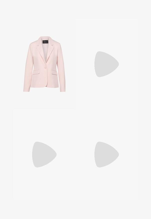 Lichtroze damesblazer met lange mouwen, reverskraag met inkeping, eenknopsluiting en voorzakken met klep.; Roomkleurig kabelgebreid mouwloos sweatervest met rode en witte gestreepte V-hals en armsgaten, Tommy Jeans-label bij de kraag en zoom.; Beige geplisseerde rok met een aangesloten tailleband, gemaakt van een gladde stof. Kenmerkt zich door meerdere verticale plooien en een rechte zoom.; Donkerbruine leren loafer met franjes en gouden gesp op zwarte zool, gezien van opzij tegen een neutrale achtergrond.