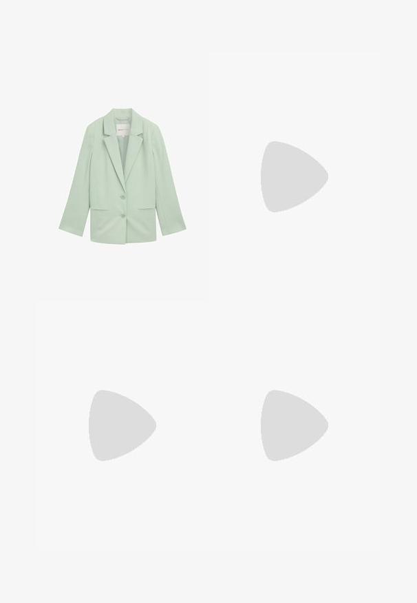 Helles mintgrünes Blazer aus glattem Stoff, mit Reverskragen, zwei Fronttaschen und zwei Knöpfen.; Helles blaues kurzärmliges Hemd aus weichem Stoff, mit einer Knopfleiste und einem klassischen Kragen. Sanfte Textur und lockere Passform.; Hellmintgrüne, taillierte Hose mit schmaler Passform, die eine glatte Textur aufweist und keine sichtbaren Beschläge oder Muster hat.; Hellrosa Lederloafer mit goldfarbenem Metalldetail, abgesteppten Zehenbereich und niedrigem Holzabsatz, seitlich auf weißem Hintergrund dargestellt.
