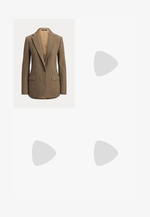 Brun ternet blazer med én knap, hakrevers og forlommer med klapper på ensfarvet baggrund.; Strikket højhalset sweater i blød ferskenfarve med struktureret kabelmønster, lange ærmer og et vævet mærke på kanten.; Beige A-formet nederdel med et tekstureret ternet mønster i sorte, brune og lyseblå linjer, med en lille broderet logo nær linningen.; Mørkebrun læderloafer med duske, syningsdetaljer og en lav stablet hæl på en ensfarvet lys baggrund.