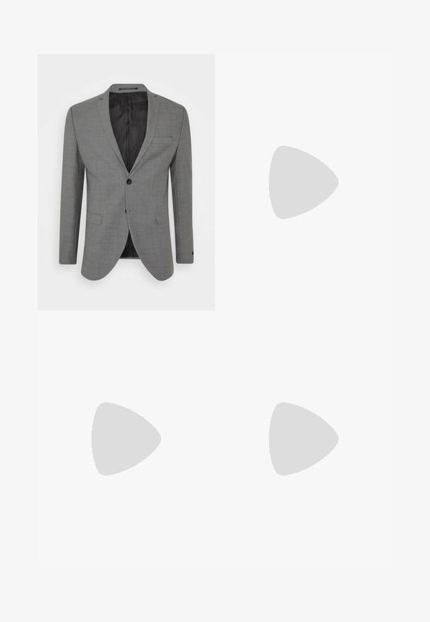 Blazer gris en tissu texturé, fermeture à un bouton, revers étroits et deux poches avant, avec une doublure intérieure noire.; Chemise blanche à manches longues avec boutons noirs, une poche poitrine et un col intérieur à motif.; Pantalons à motif gris avec une coupe sur mesure, présentant un devant plat, des passants de ceinture et des poches latérales. Texture lisse avec une finition formelle.; Chaussure habillée en cuir noir avec une finition lisse, un bout rond, un laçage et un talon bas empilé. Accents de couture subtils visibles.