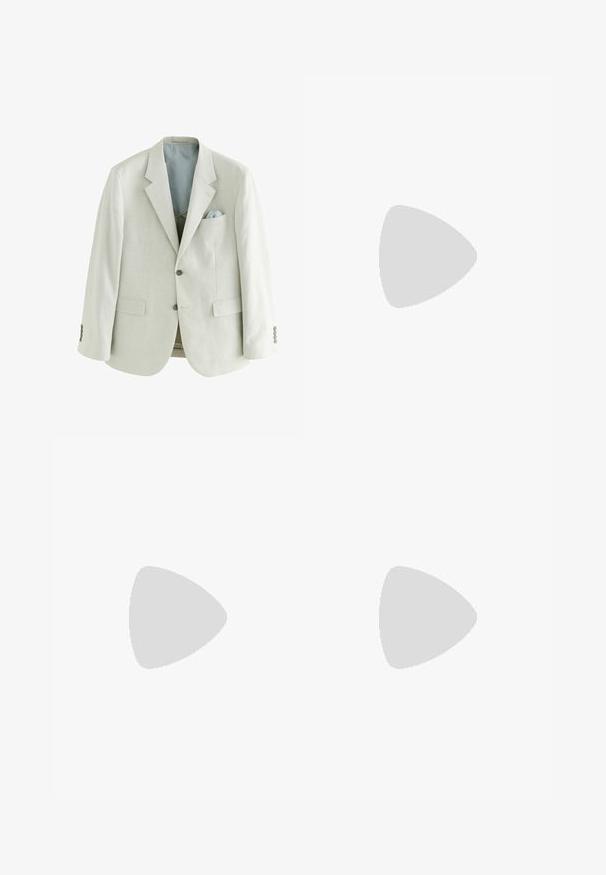 Lysebeige herreblazer med to knapper, notch revers, frontlommer med klap og en lyseblå lommetørklæde i brystlommen.; Beige kortærmet skjorte med knapper foran, camp-krave og en afslappet pasform, lavet af letvægtsstof.; Brune skræddersyede bukser lavet af letvægtsstof med lige ben, der har en frontlukning med knap og to sidelommer.; Beige slip-on sko med flettet sål svæver over et struktureret tæppe, med et rundt træbord og stablede bøger i baggrunden.