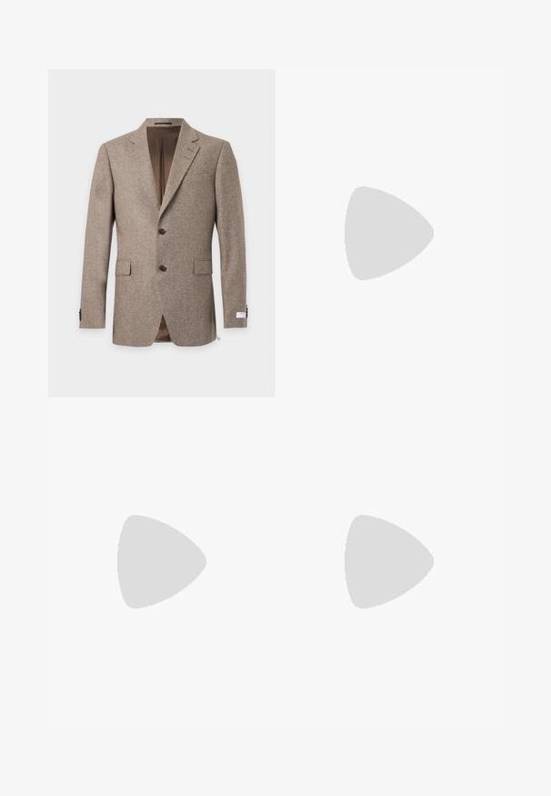 Blazer marrón de hombre con dos botones, solapa con muesca, bolsillos con solapa y forro interior marrón liso, mostrado sobre un fondo blanco.; Camisa de manga larga en algodón color crema claro, con cuello mandarín, tapeta de tres botones y un acabado texturizado.; Pantalones de pierna ancha negros con una textura suave, que cuentan con dos pliegues frontales, cierre de botón y bolsillos laterales. Tejido duradero.; Mocasines de cuero negro con un acento de borlas, punta redondeada y un acabado suave. La suela es plana con un patrón de relieve mínimo.