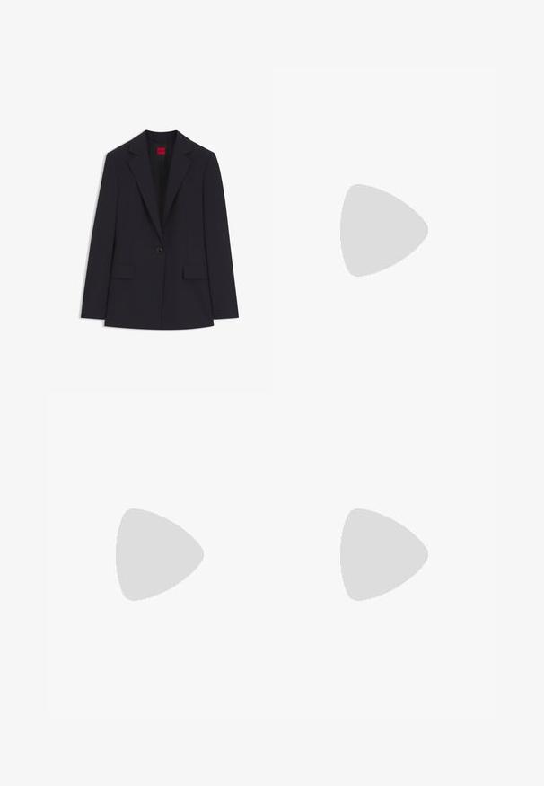 Sort enkelknaps blazer med hakkede revers, to forlommer med klap, lange ærmer og en rød Hugo-logo tag indeni kraven.; Sort ærmeløs camisole-top med tynde justerbare stropper og et glat, let skinnende stof.; Mørkeblå stof med en glat, mat overflade, der har bløde folder og krøller. Materialet virker let og falder let.; Mørkeblå højhælede pumps lavet af glat læder, med spidse tæer og en slank hæl. Enkelt design uden yderligere udsmykning.