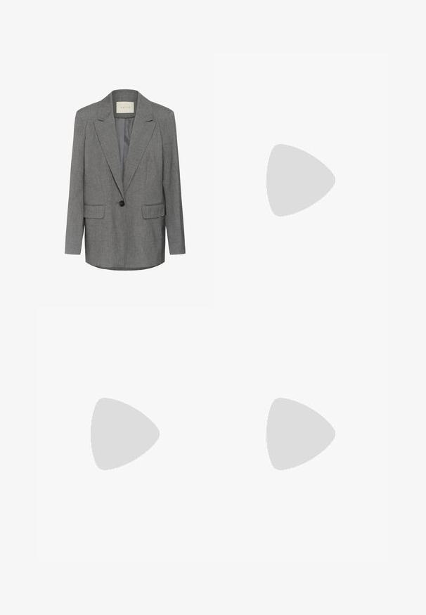 Grå nålestribet blazer med hakket revers, enkel sort knaplukning og to frontlommer. Indersiden er foret med glat stof.; Lys beige strikket sweater med en afslappet silhuet, rund halsudskæring og lange ærmer. Tekstureret, blødt materiale med et hyggeligt udseende.; Beige vide benbukser fremstillet af et blødt, tekstureret stof og med en elastisk talje, designet til komfort og bevægelsesfrihed.; Hvide lædersneakers med sorte striber, gummirubber sål, rund tå, snørelukning og blød grå ruskinds tåhætte.
