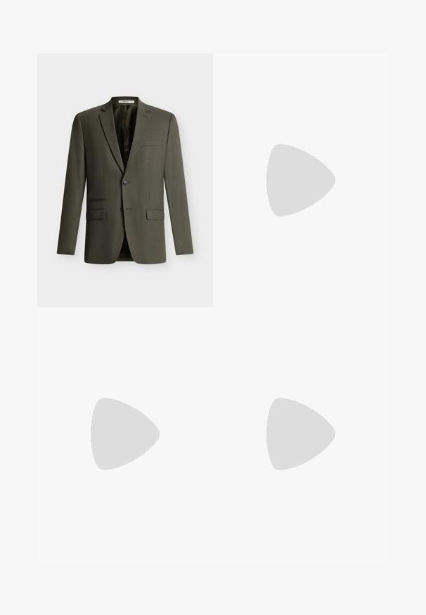 Blazer homme vert foncé à simple boutonnage avec revers crantés, deux poches avant à rabat et une poche poitrine passepoilée, présenté sur fond blanc.; Chemise blanche à manches longues avec fines rayures verticales, fermeture boutonnée sur le devant, col classique et poignets boutonnés.; Pantalon gris foncé à jambes droites avec plis à l'avant, fermeture par bouton, et cordons de serrage noirs à la taille sur fond blanc.; Mocassin en cuir noir avec une pointe arrondie, des coutures discrètes et une finition lisse. Doté d'un talon bas empilé et d'une sangle sur le cou-de-pied.