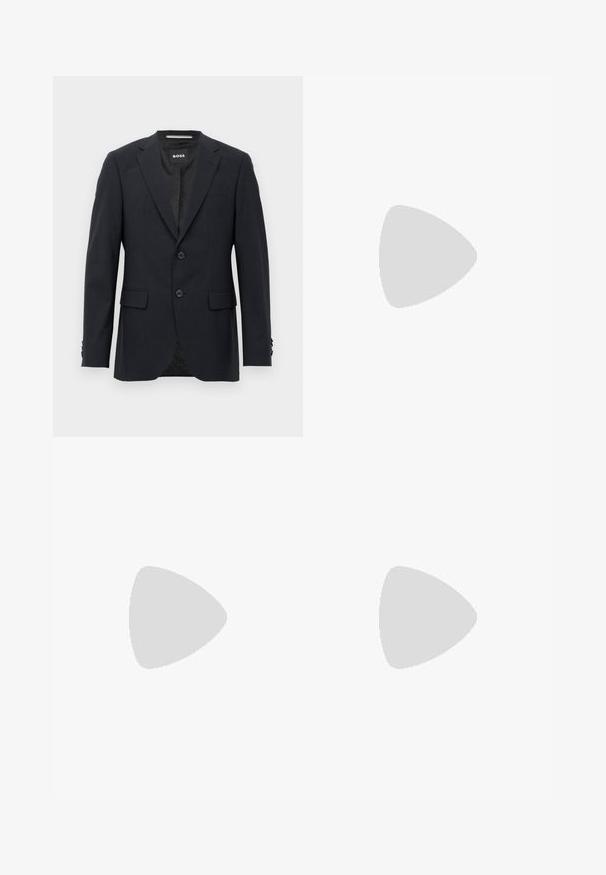 Blazer ajusté gris foncé avec un motif à carreaux subtil, revers en pointe, deux boutons à l'avant, poches à rabat et étiquette de marque à l'intérieur.; Chemise blanche à manches longues en coton lisse, dotée d'un col classique, d'une patte de boutonnage complète et de poignets à bouton. Design minimaliste.; Pantalons noirs en tissu lisse, avec une coupe droite, des plis à l'avant et une fermeture à bouton avec passants de ceinture.; Chaussure habillée noire brillante en cuir à lacets flottant au-dessus d'un tapis beige avec une table ronde marron brillante en arrière-plan.