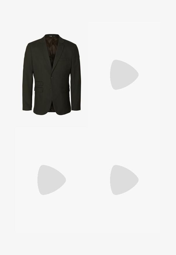 Schwarzer Slim-Fit Herrenblazer mit Notch-Revers, zwei vorderen Pattentaschen, einer Brusttasche und Ein-Knopf-Verschluss.; Rostfarbener Rollkragenpullover aus weichem Material. Figurbetontes Design mit langen Ärmeln und geripptem Kragen sowie Saum. Glatte Textur im gesamten Pulli.; Schwarze Jogginghose aus einem weichen Stoff, mit schmal zulaufendem Bein und elastischem Bund. Glatte Textur mit minimalen Details.; Weißer Armani Exchange Low-Top-Sneaker mit dicker Sohle, Schnürung vorne und markanten Details an der Seite und Ferse vor neutralem Hintergrund.