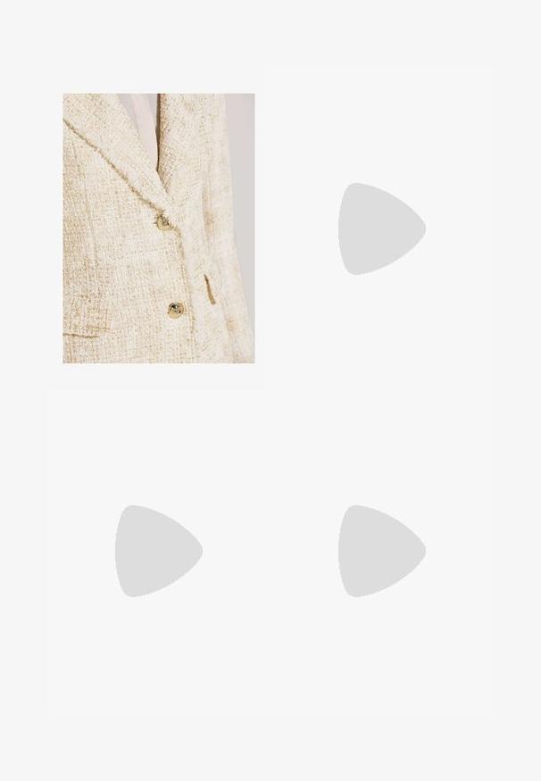 Blazer en tweed crème avec de subtils reflets dorés, doté d'un col cranté, de deux boutons et d'un tissu texturé.; Pull à col roulé en maille blanche, avec une coupe courte, doté de poignets et d'un ourlet côtelés. Texture douce avec un design épais et confortable.; Jupe plissée mi-longue de couleur taupe avec une taille élastique, présentée à plat sur un fond blanc.; Mocassin en cuir marron avec semelle crantée noire épaisse et petit talon bloc, vu de côté sur fond blanc.