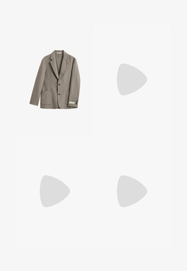 Enkelttradet grå uldblazer med hakrevers, to frontede påsyede lommer, to knapper og manchetter med knapper på hvid baggrund.; Beige crew-neck sweater lavet af blødt strikstof. Har lange ærmer samt ribbede manchetter og kant. Minimalistisk design med en glat tekstur.; Lysebrune hørbukser med lige ben, der har flad front, bæltestropper og ingen synlige mønstre eller detaljer.; Brun læder penny loafer sko med lav hæl og syninger langs fronten og siderne, vist fra siden på en hvid baggrund.